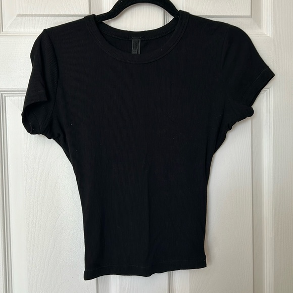 SKIMS Tops - Skims Soft Lounge Baby Tee - Black / Soot